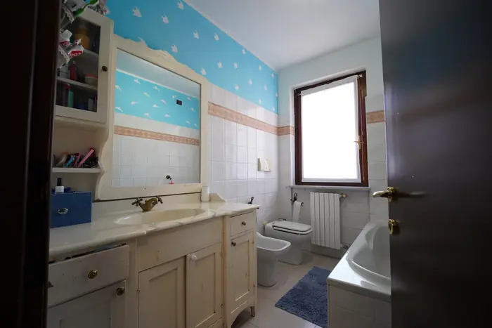 Bagno principale finestrato