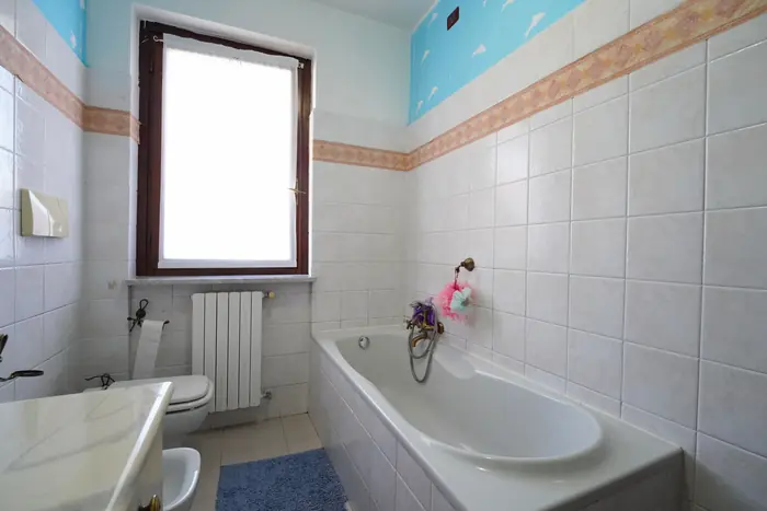 Seconda vista del bagno finestrato
