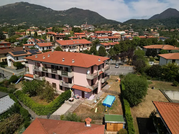 Vista panoramica esterna dell'edificio e del giardino