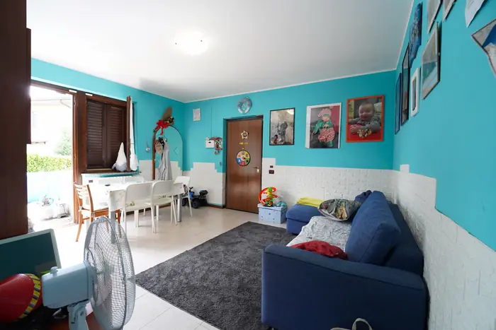 Soggiorno e zona pranzo con accesso verso il giardino