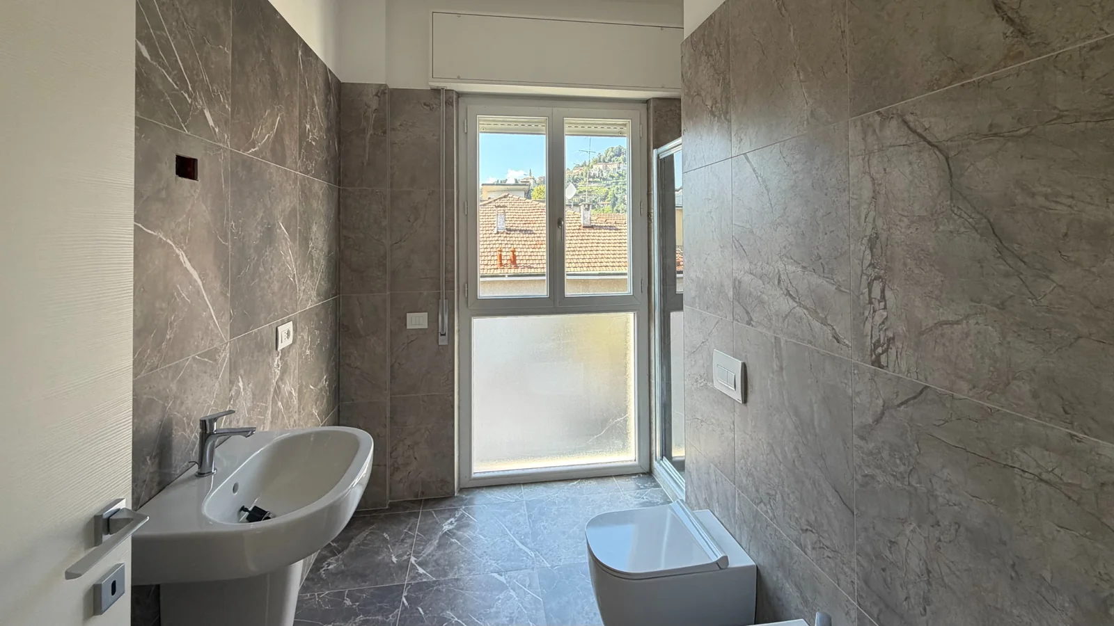 Bagno finestrato recentemente ristrutturato