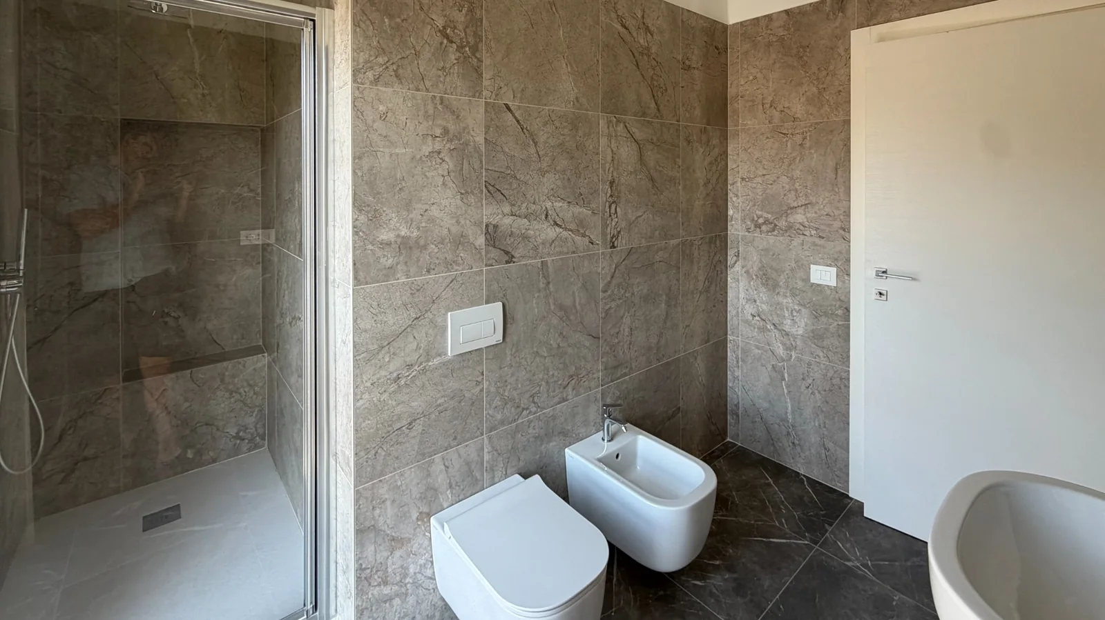 Bagno finestrato con doccia e sanitari sospesi
