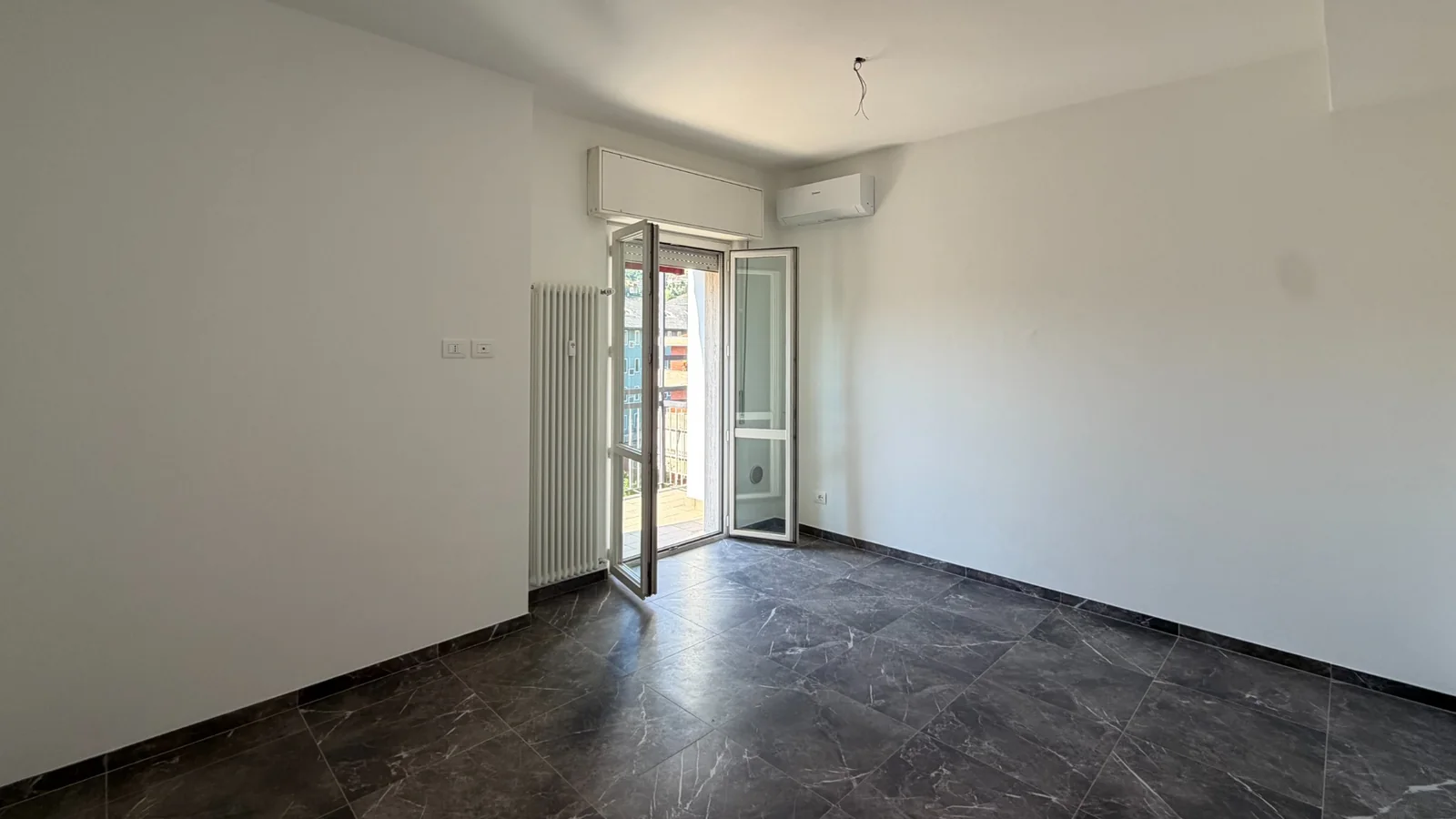 Cucina ampia e abitabile con accesso al terrazzino