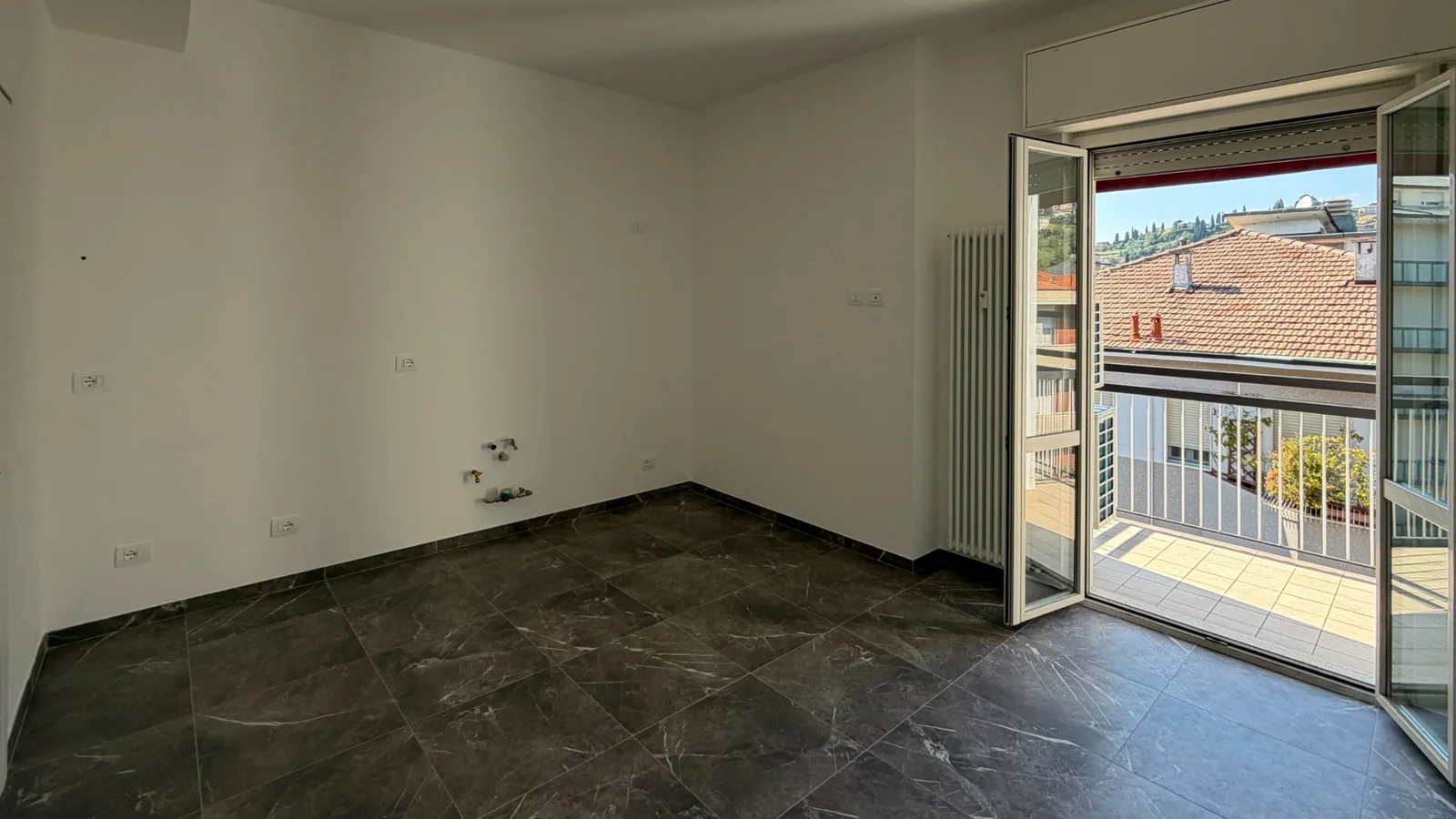 Cucina separata con porta finestra sul terrazzino