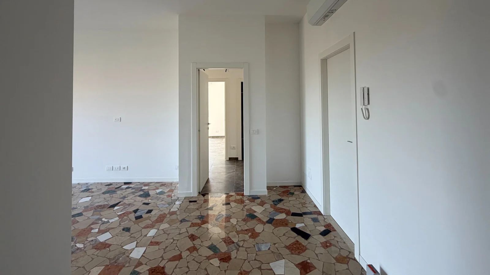 Disimpegno di ingresso che distribuisce la zona giorno e la zona notte