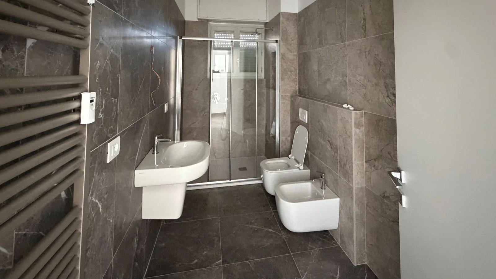 Secondo bagno finestrato con doccia e sanitari sospesi