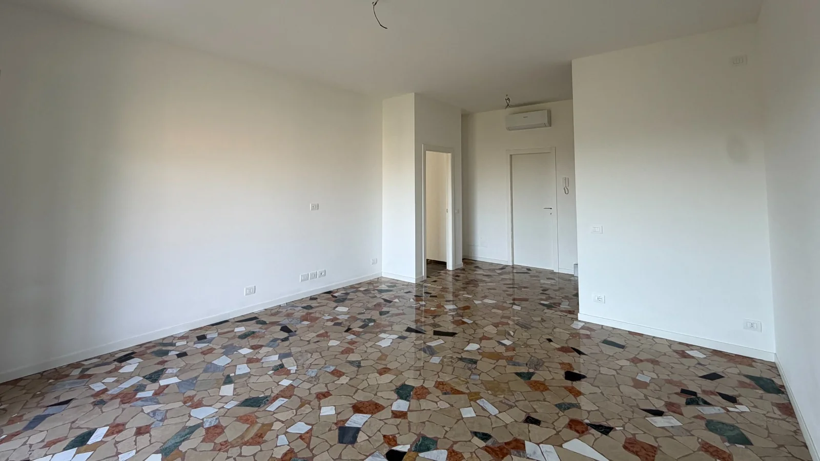 Soggiorno visto verso il disimpegno di ingresso