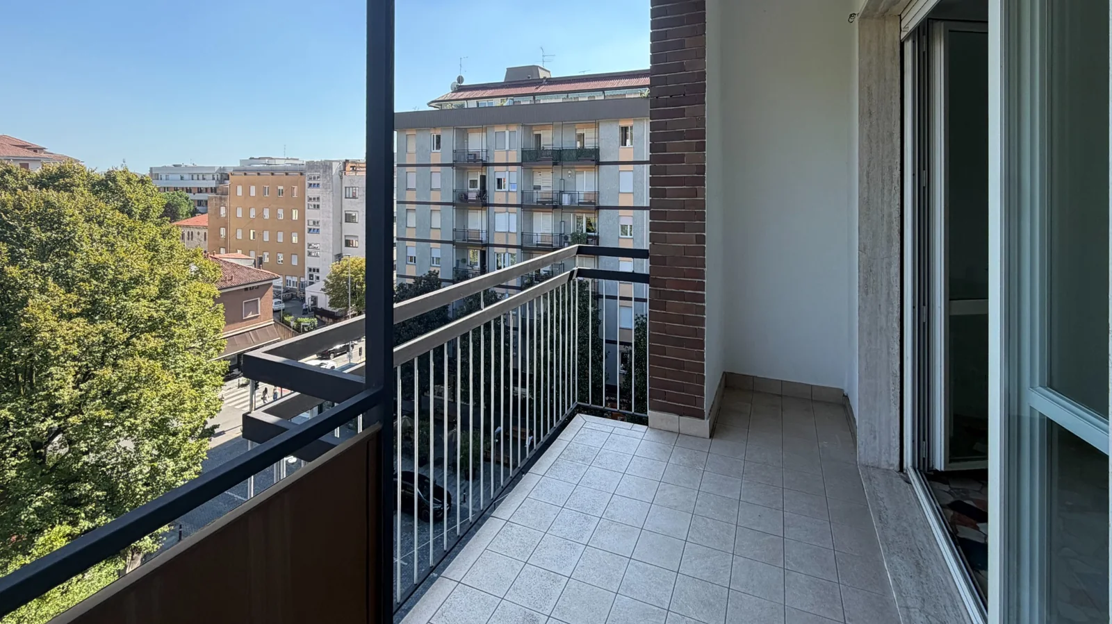 Terrazzino del soggiorno affacciato su via Santa Lucia