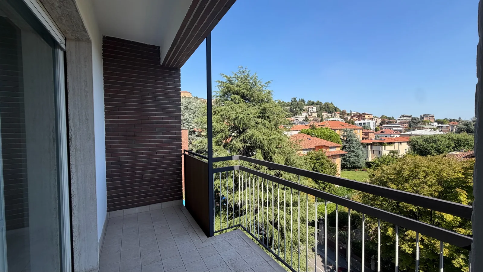 Terrazzino con vista aperta verso Città Alta e il verde circostante