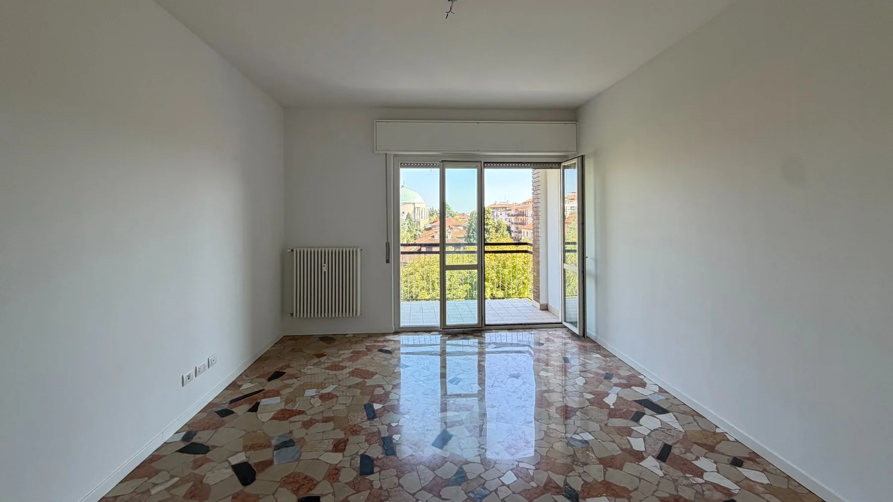 Soggiorno luminoso con accesso al terrazzino