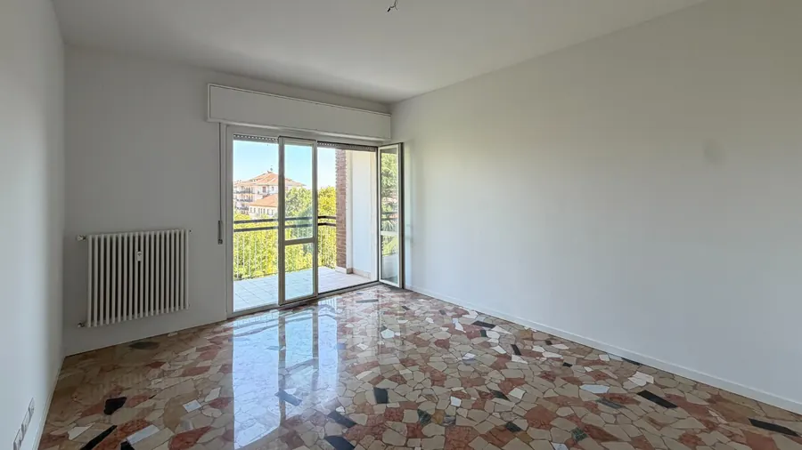 Soggiorno del trilocale con affaccio sul terrazzino