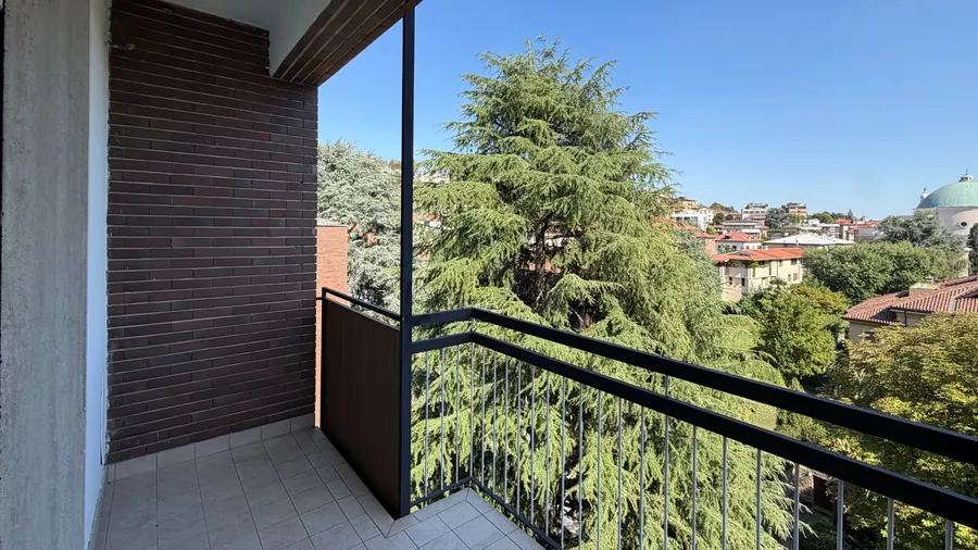 Terrazzino con vista aperta sul verde e sulla città