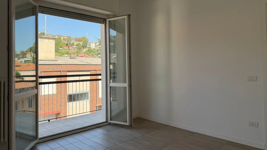 Seconda camera del trilocale con accesso allo spazio esterno