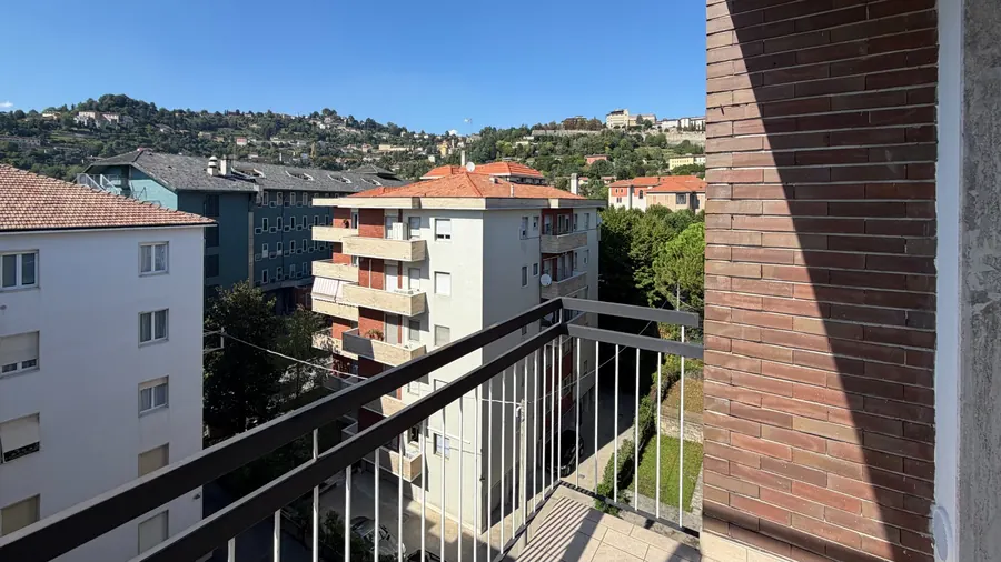 Balcone al quinto piano con vista verso i colli di Bergamo
