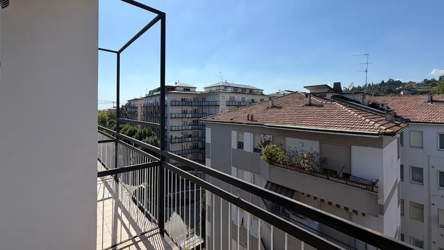 Vista urbana da uno degli spazi esterni dell’appartamento