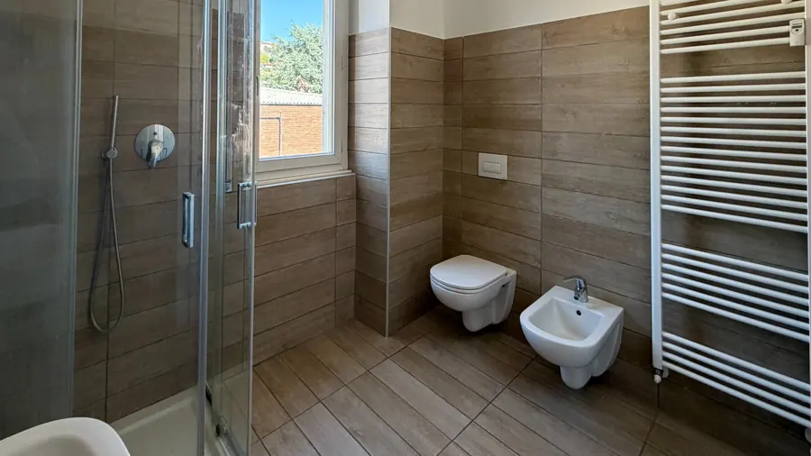 Bagno finestrato recentemente ristrutturato con doccia