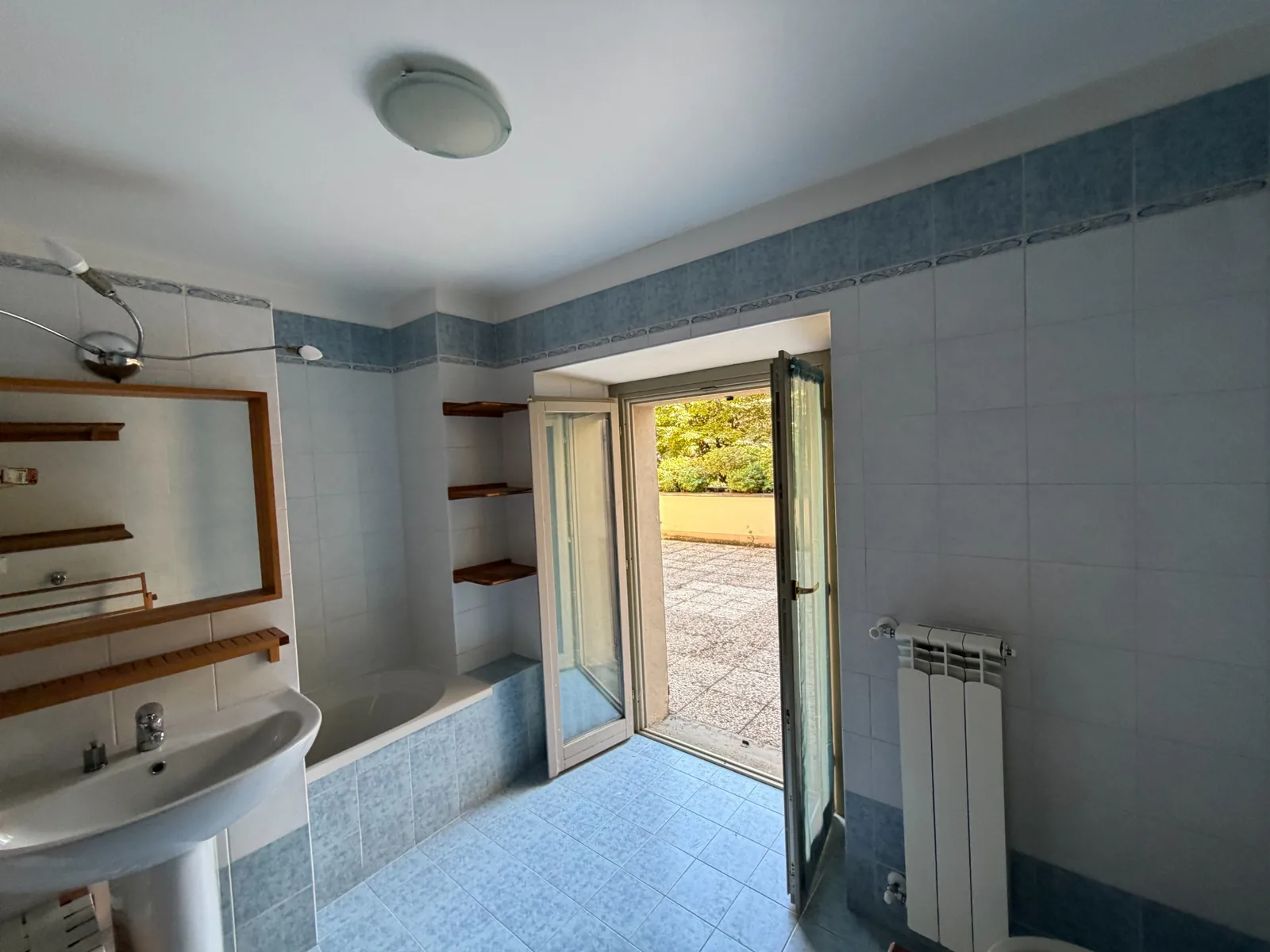 Bagno con vasca e accesso diretto alla terrazza