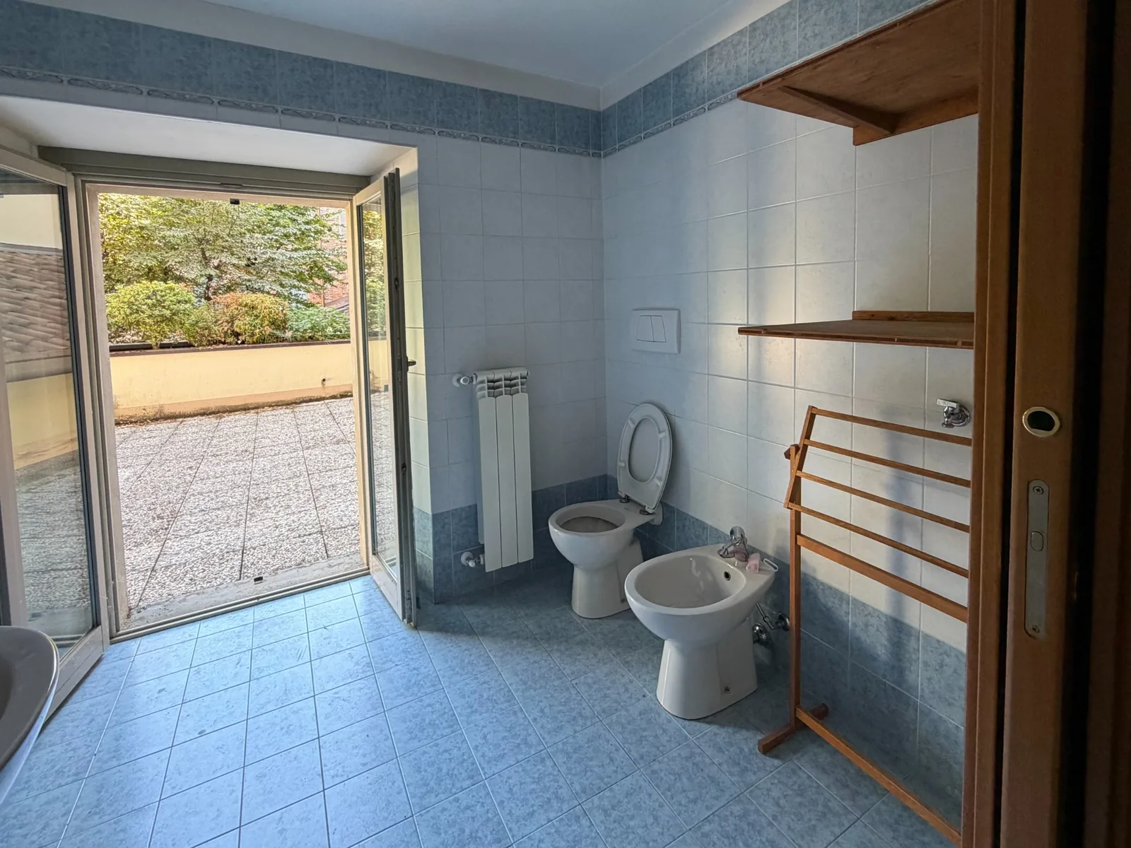 Bagno ampio con sanitari e portafinestra sulla terrazza