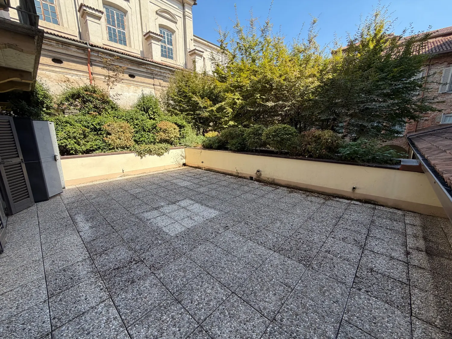 Ampia terrazza vivibile con affaccio sul verde in Via Tasso