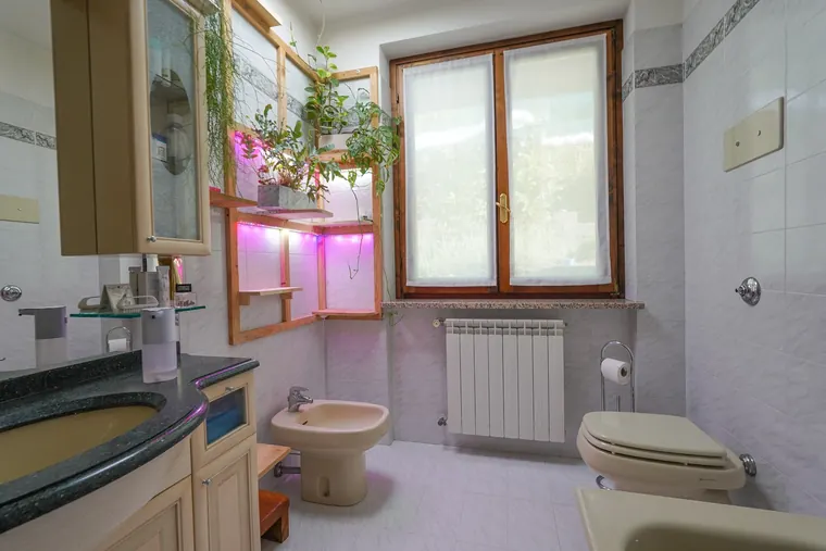 Bagno finestrato con vasca
