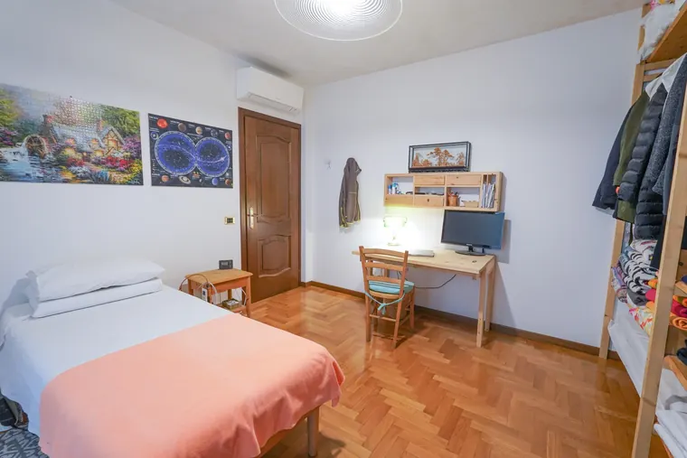 Seconda vista della camera da letto