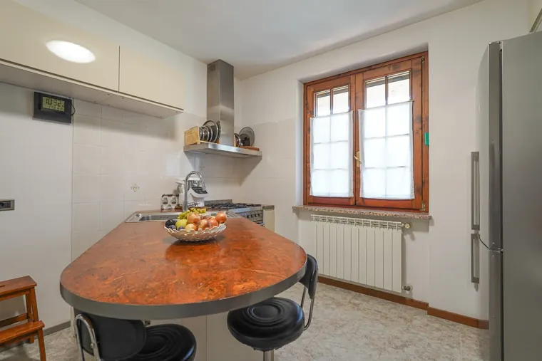 Cucina con piano di lavoro e finestra