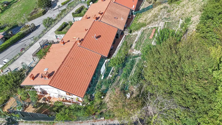 Vista aerea della schiera e degli spazi esterni