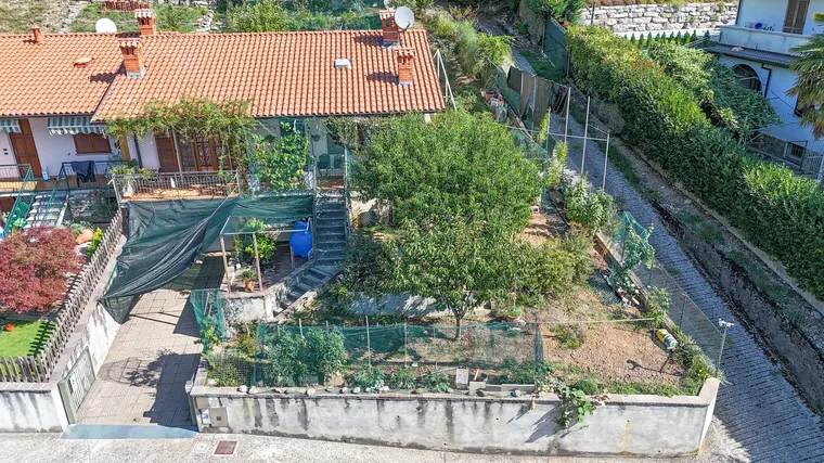 Vista aerea della villetta di testa e del giardino su tre lati