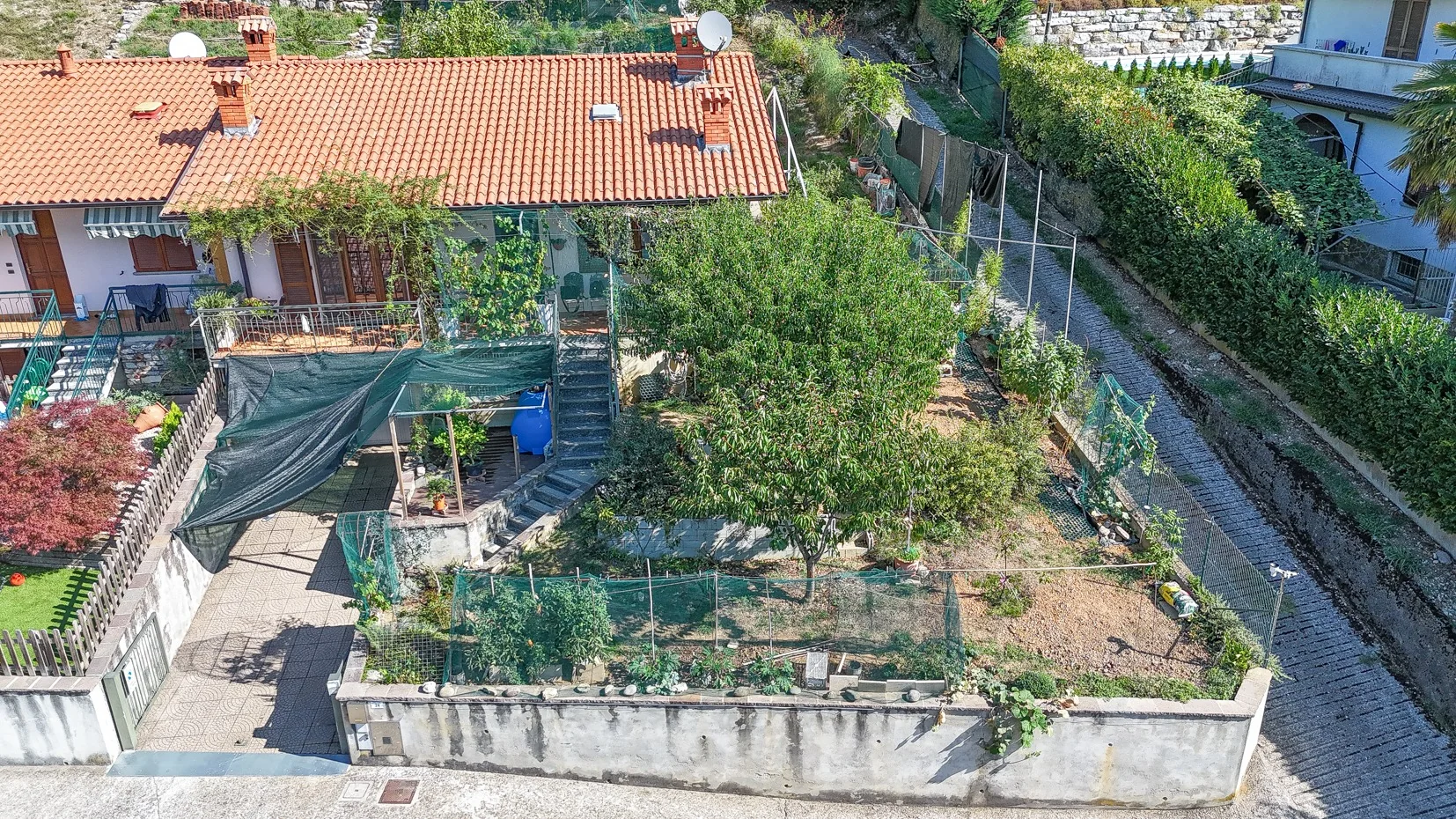 Vista aerea della villetta di testa e del giardino su tre lati a Luzzana