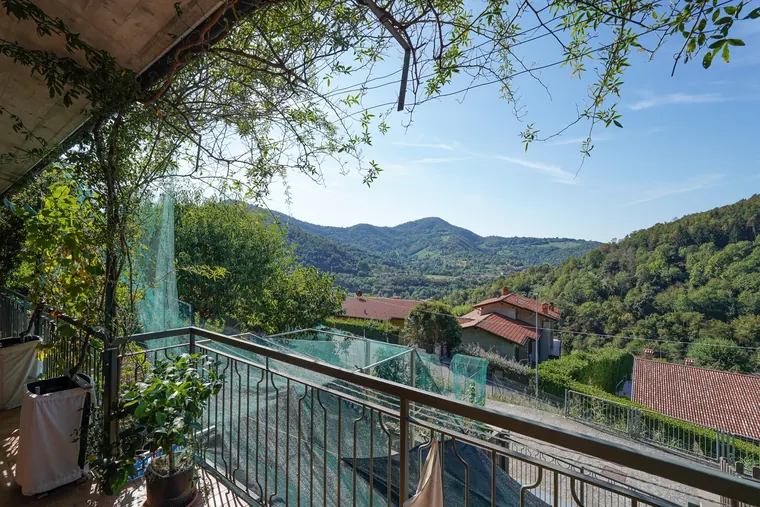 Vista dalla terrazza verso il paesaggio della Val Cavallina